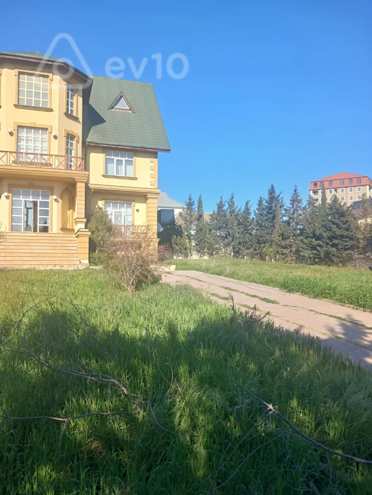 Satılır 8 otaqlı həyət evi 1000 m²