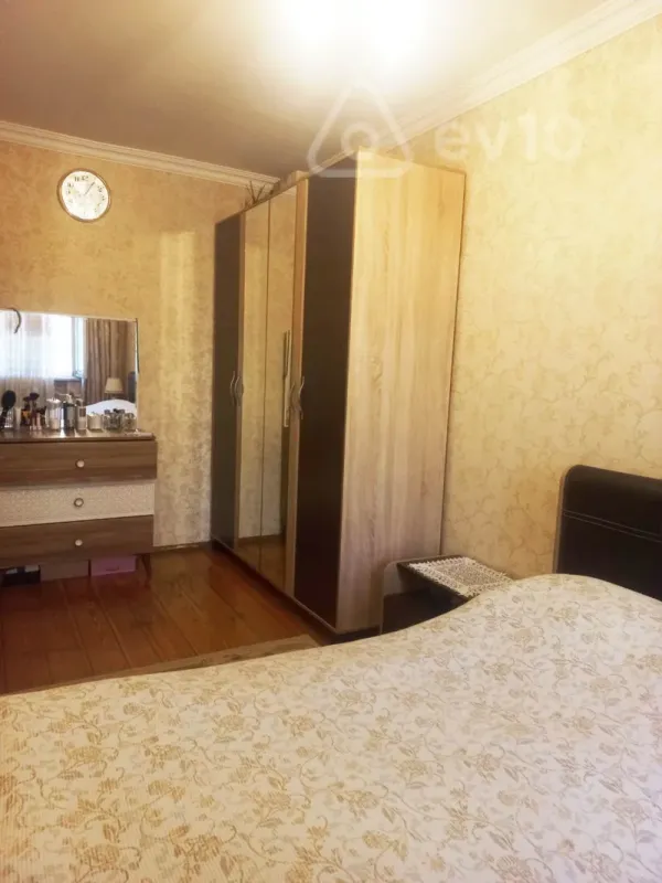 Satılır 4 otaqlı köhnə tikili 110 m²
