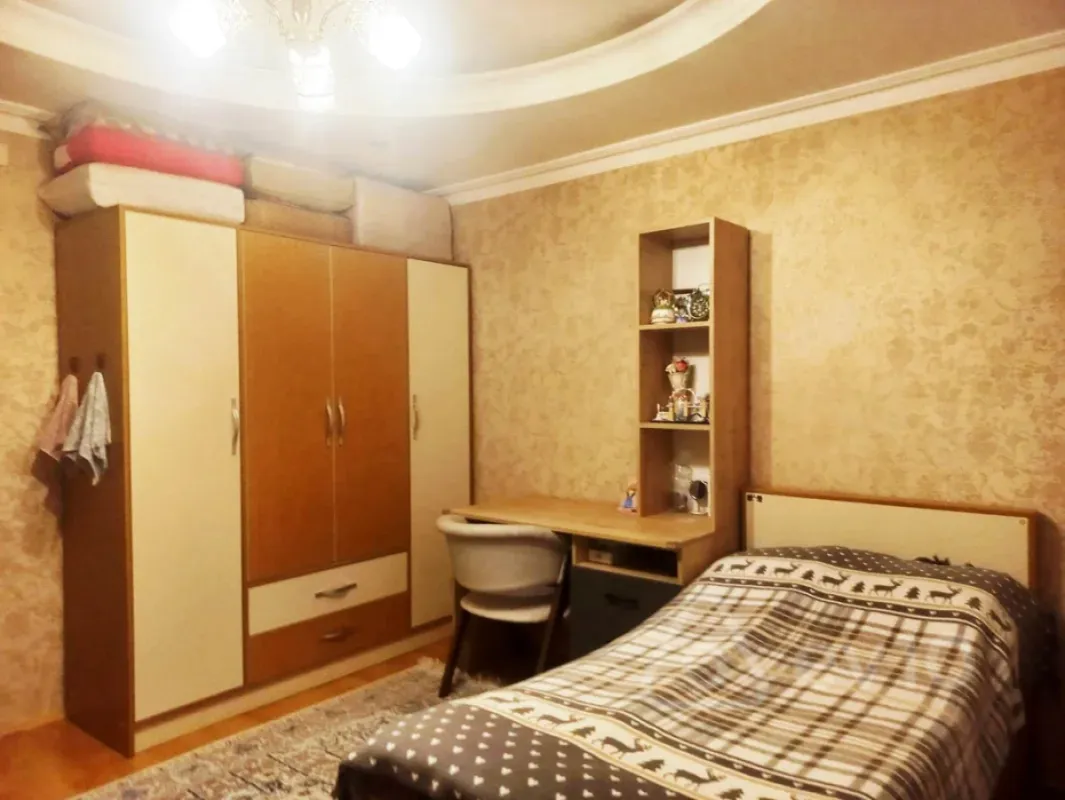 Satılır 4 otaqlı köhnə tikili 110 m²