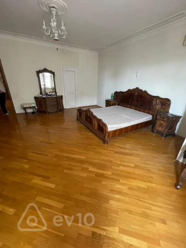 Satılır 7 otaqlı həyət evi 725 m²
