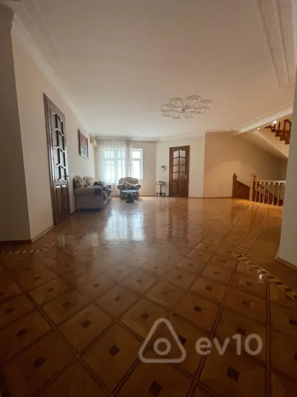 Satılır 7 otaqlı həyət evi 725 m²