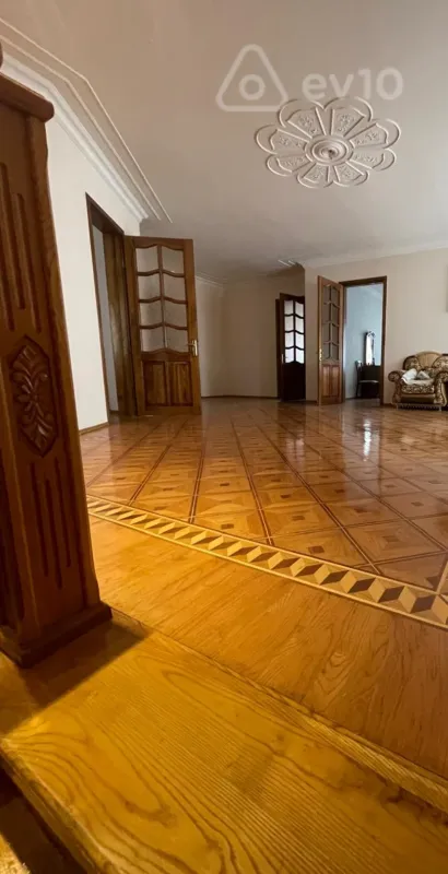 Satılır 7 otaqlı həyət evi 725 m²