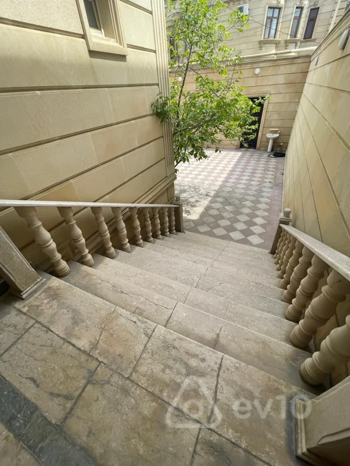 Satılır 7 otaqlı həyət evi 725 m²
