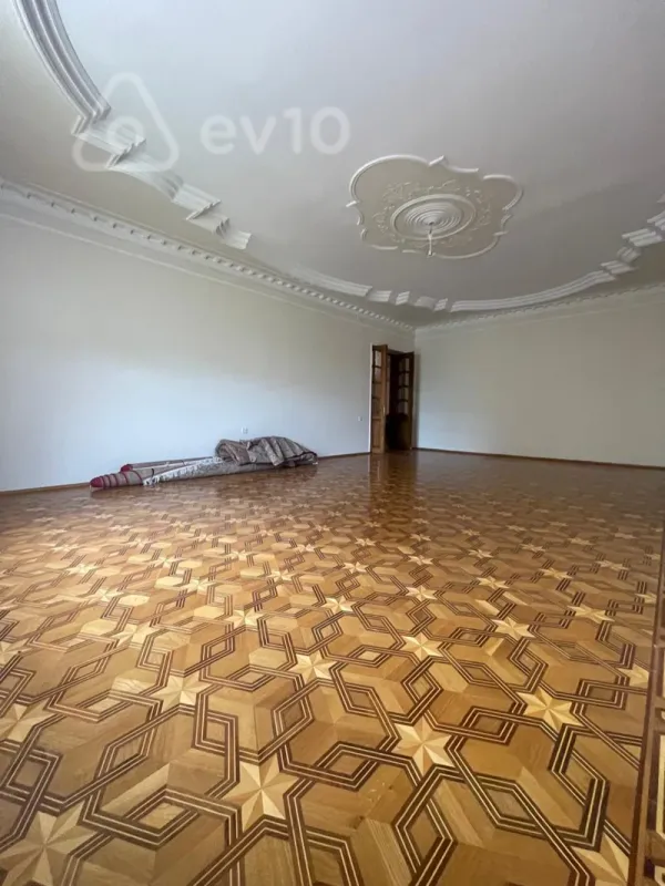 Satılır 7 otaqlı həyət evi 725 m²