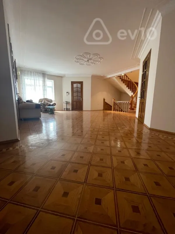 Satılır 7 otaqlı həyət evi 725 m²