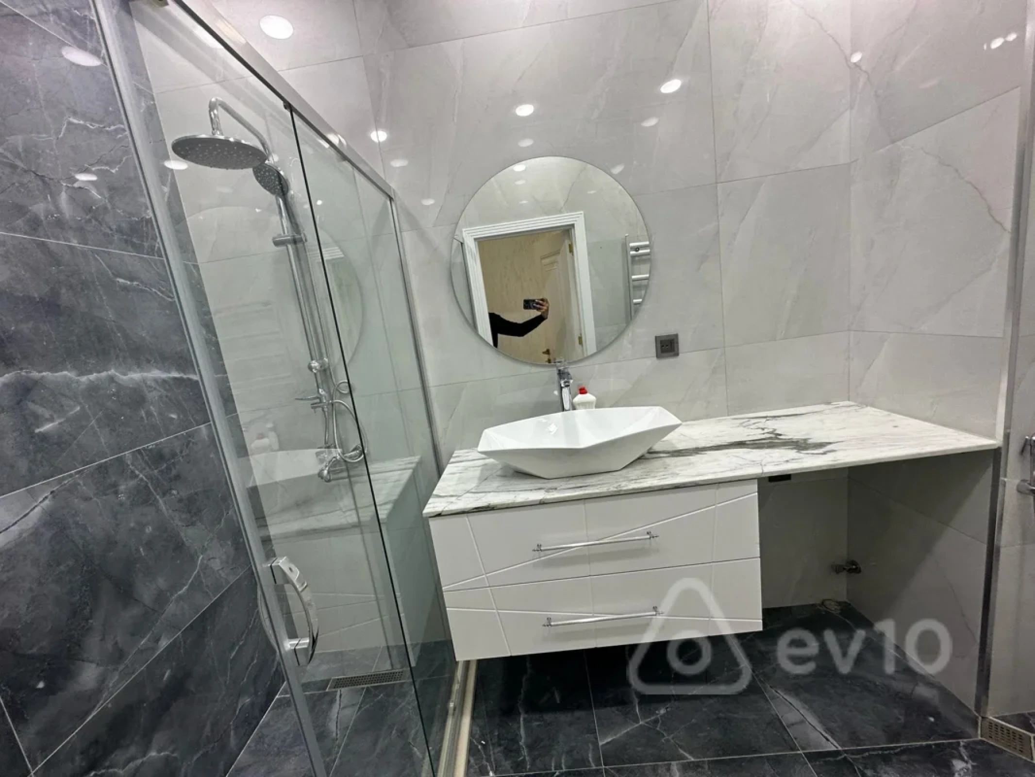 Satılır 4 otaqlı köhnə tikili 112 m²