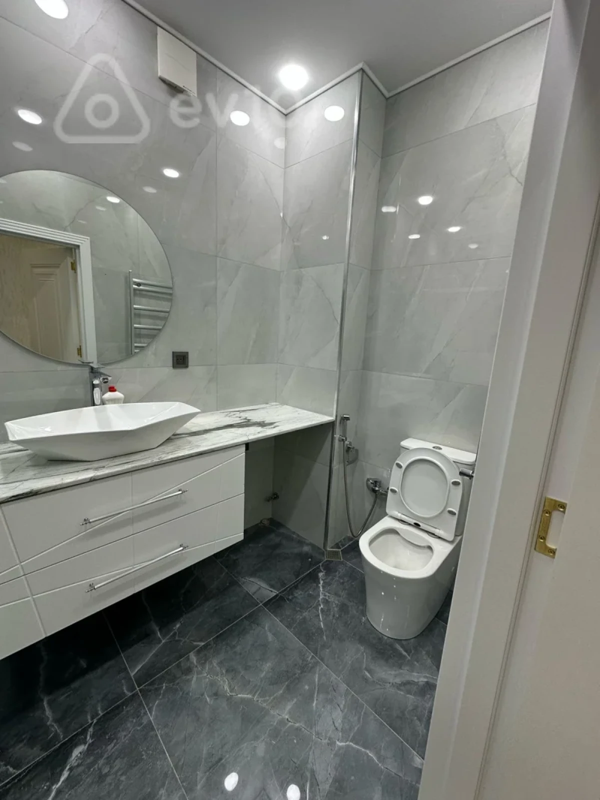 Satılır 4 otaqlı köhnə tikili 112 m²