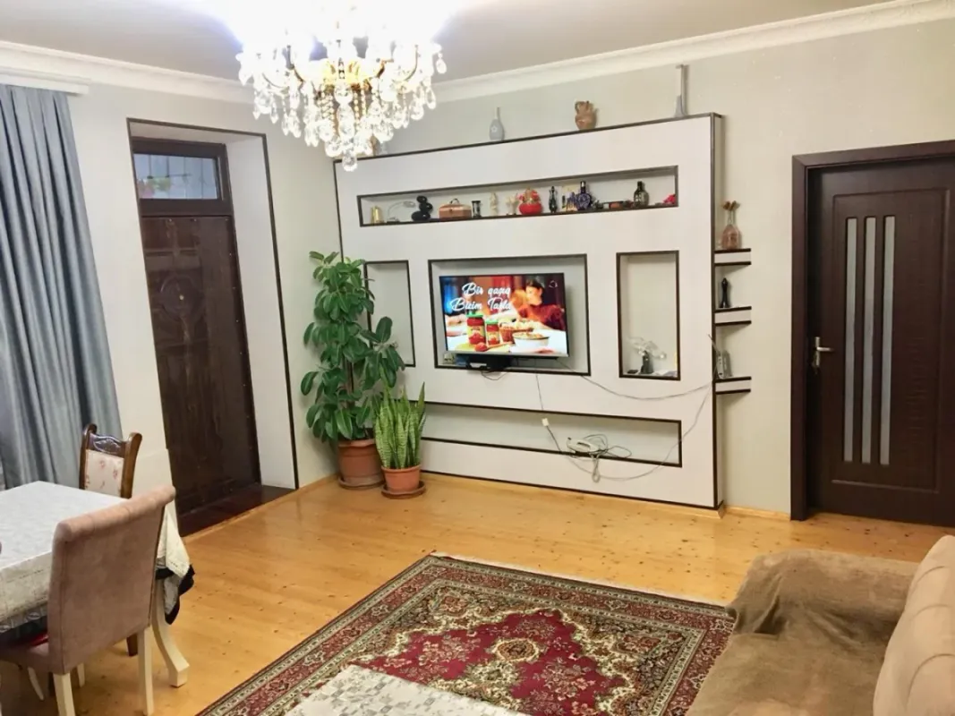 Satılır 6 otaqlı həyət evi 200 m²