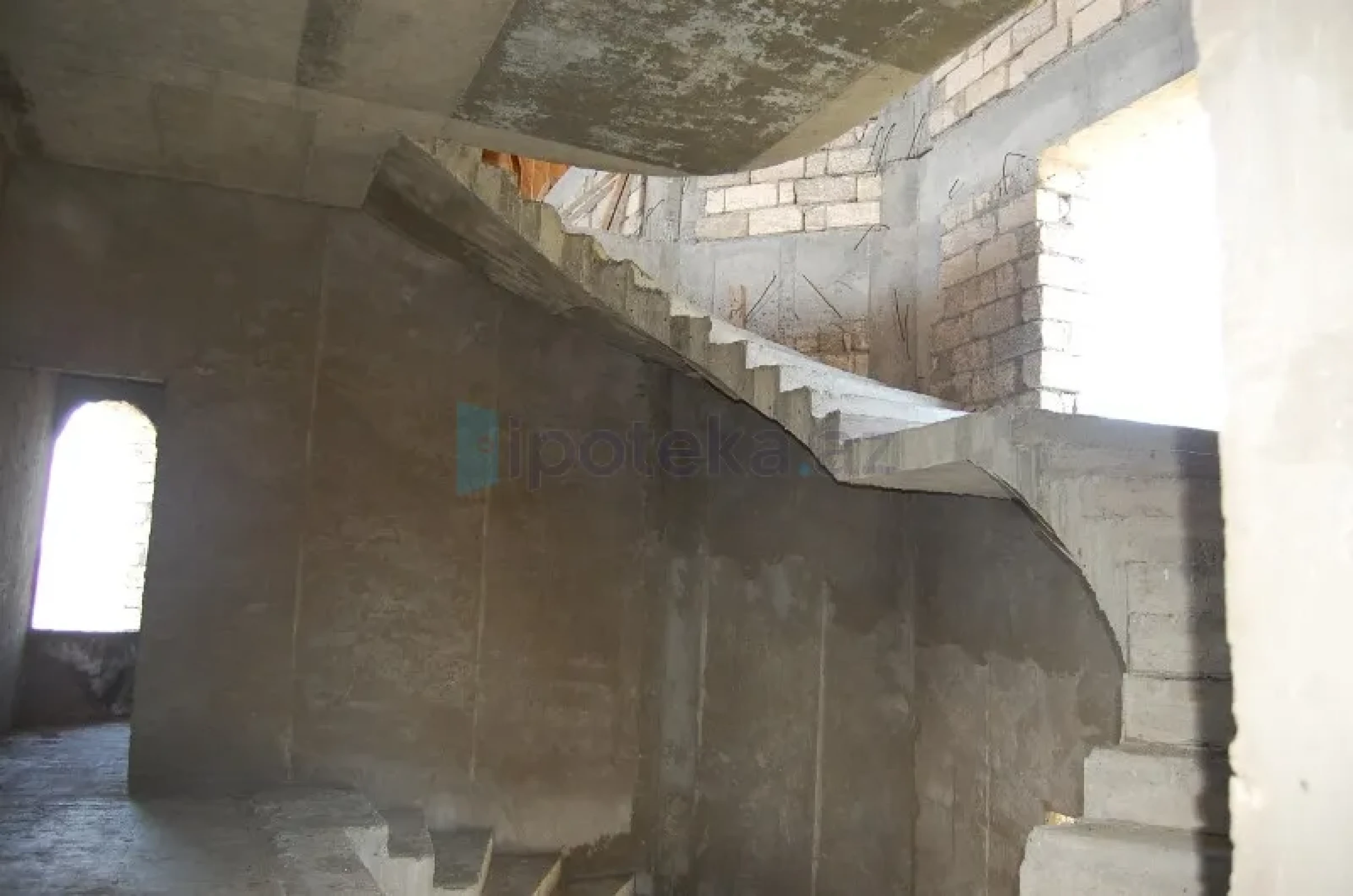 Satılır 5 otaqlı həyət evi 700 m²