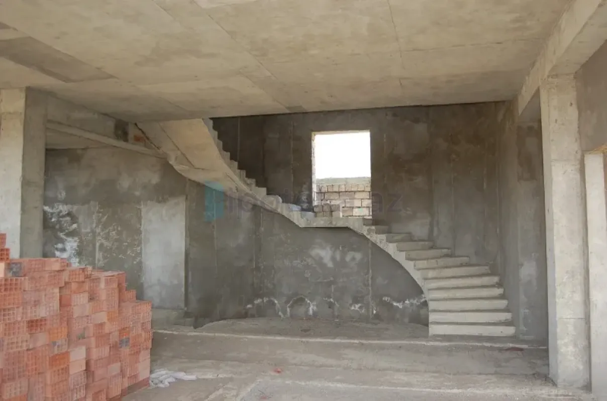 Satılır 5 otaqlı həyət evi 700 m²