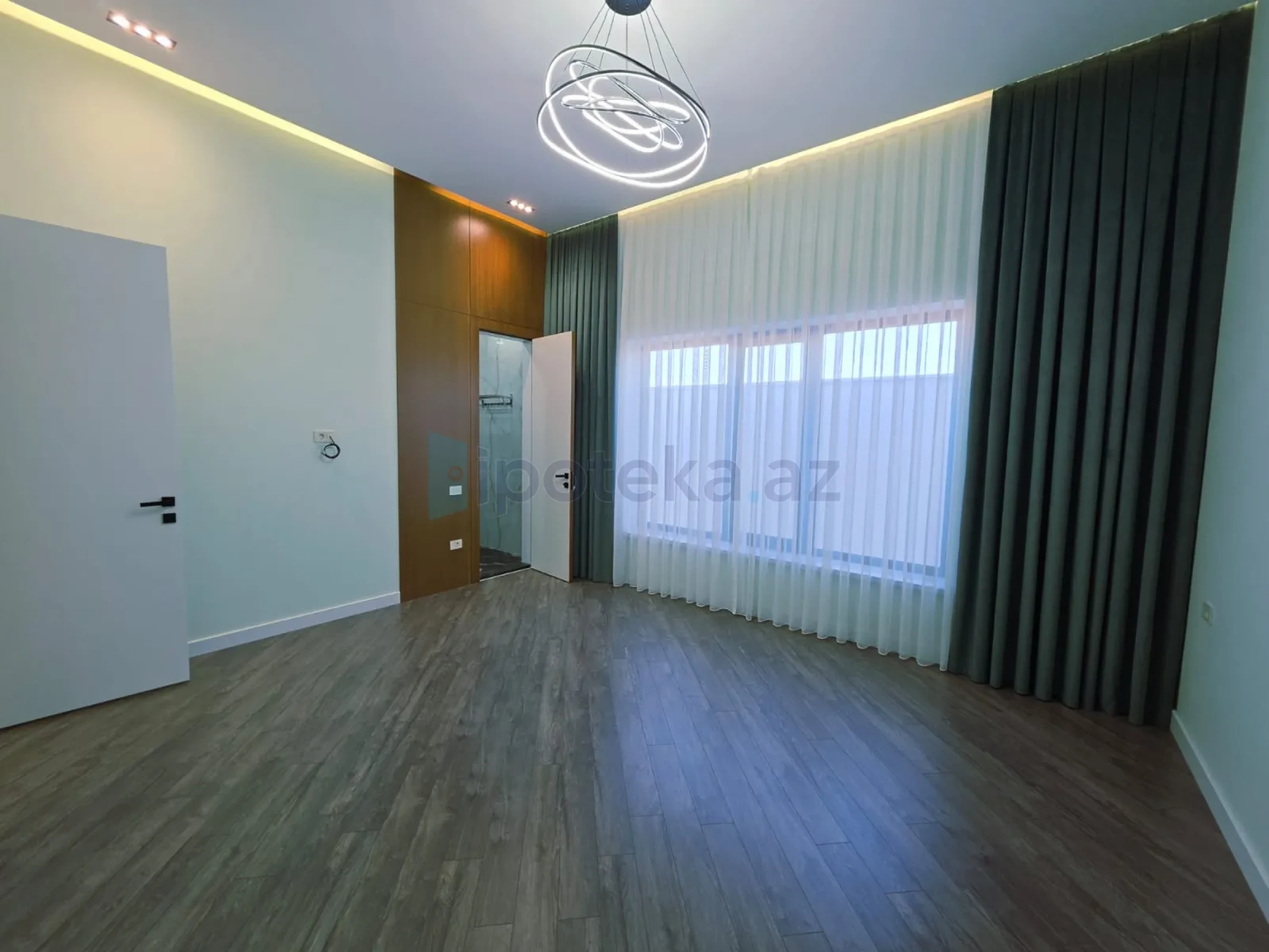 Satılır 5 otaqlı mənzil 260 m²