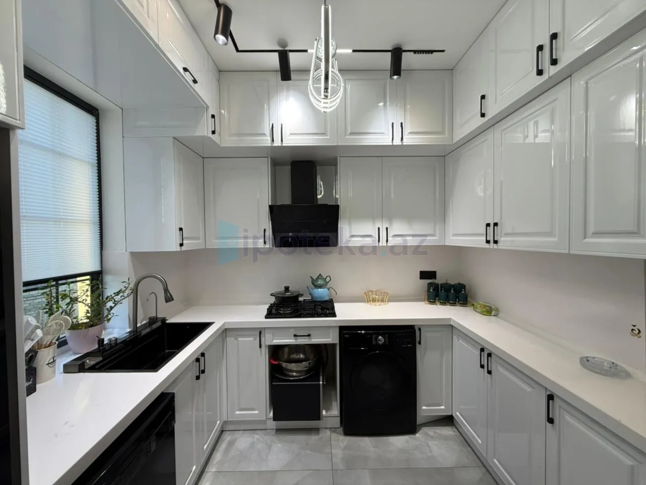 Satılır 6 otaqlı həyət evi 300 m²