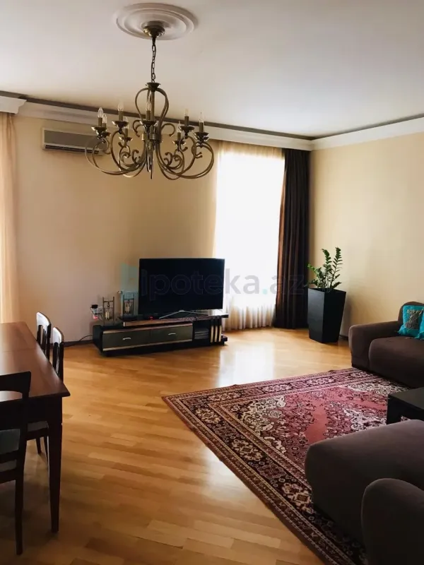 Satılır 4 otaqlı köhnə tikili 200 m²