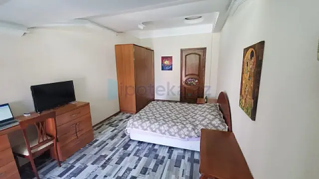 Satılır 4 otaqlı köhnə tikili 200 m²