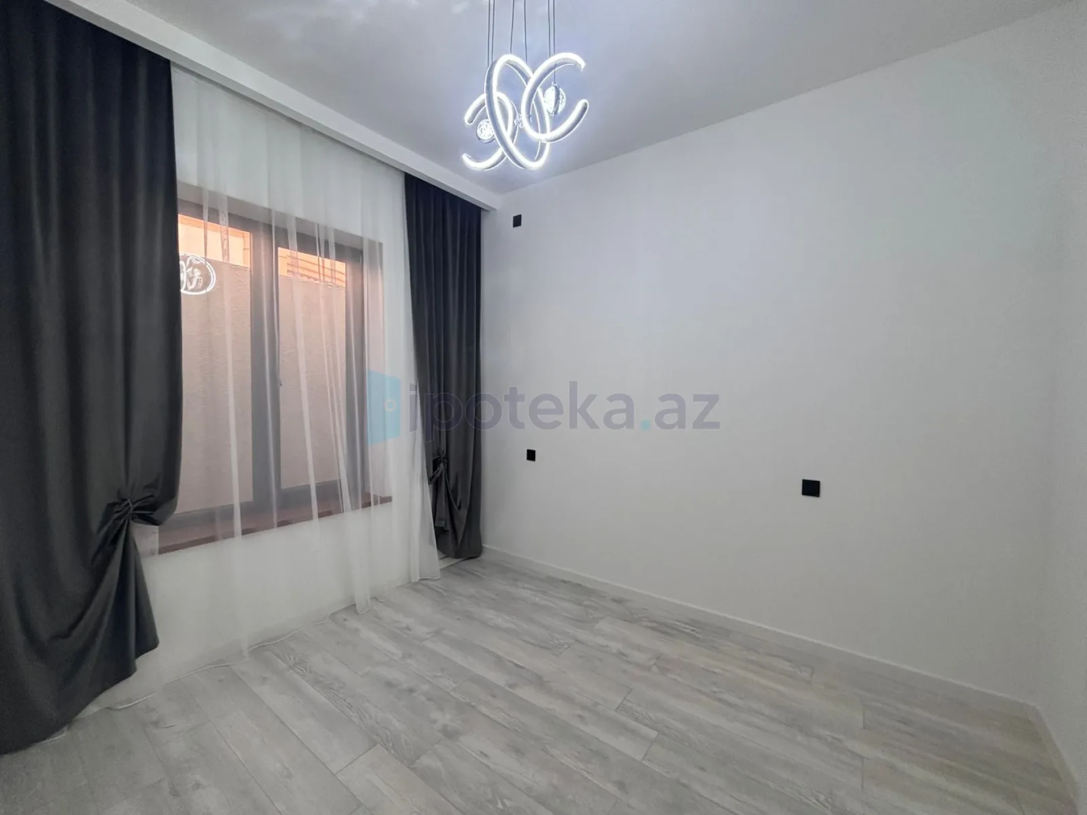 Satılır 4 otaqlı mənzil 150 m²