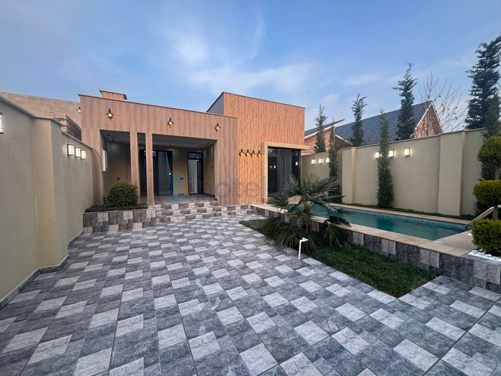 Satılır 4 otaqlı mənzil 150 m²