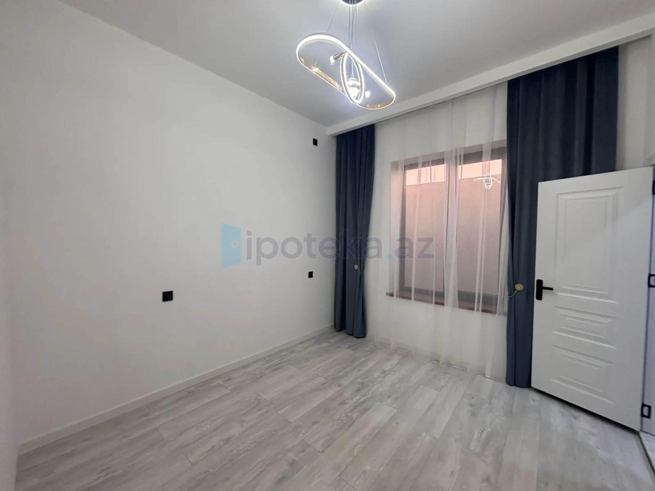 Satılır 4 otaqlı mənzil 150 m²