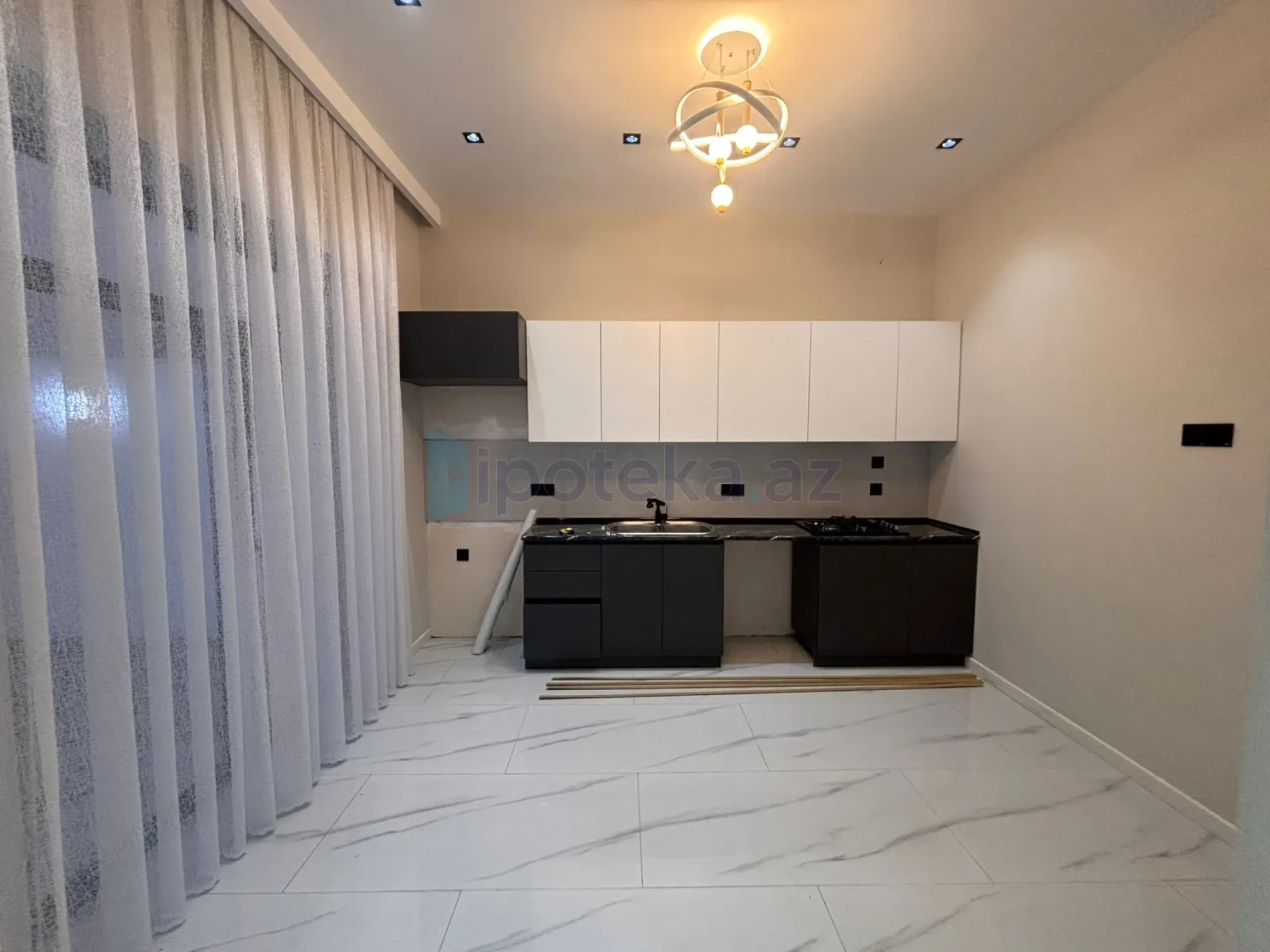 Satılır 4 otaqlı mənzil 140 m²
