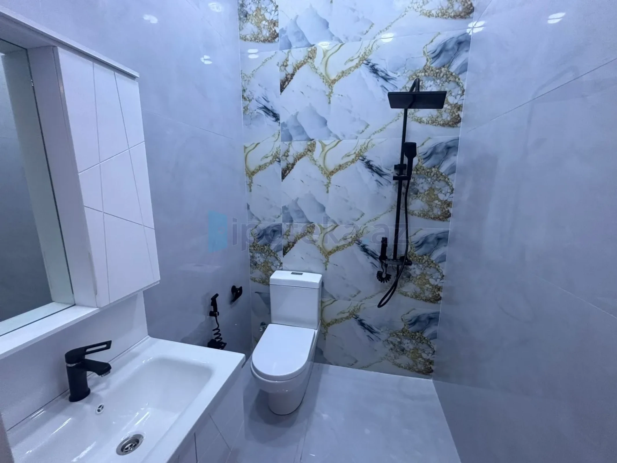Satılır 4 otaqlı mənzil 140 m²