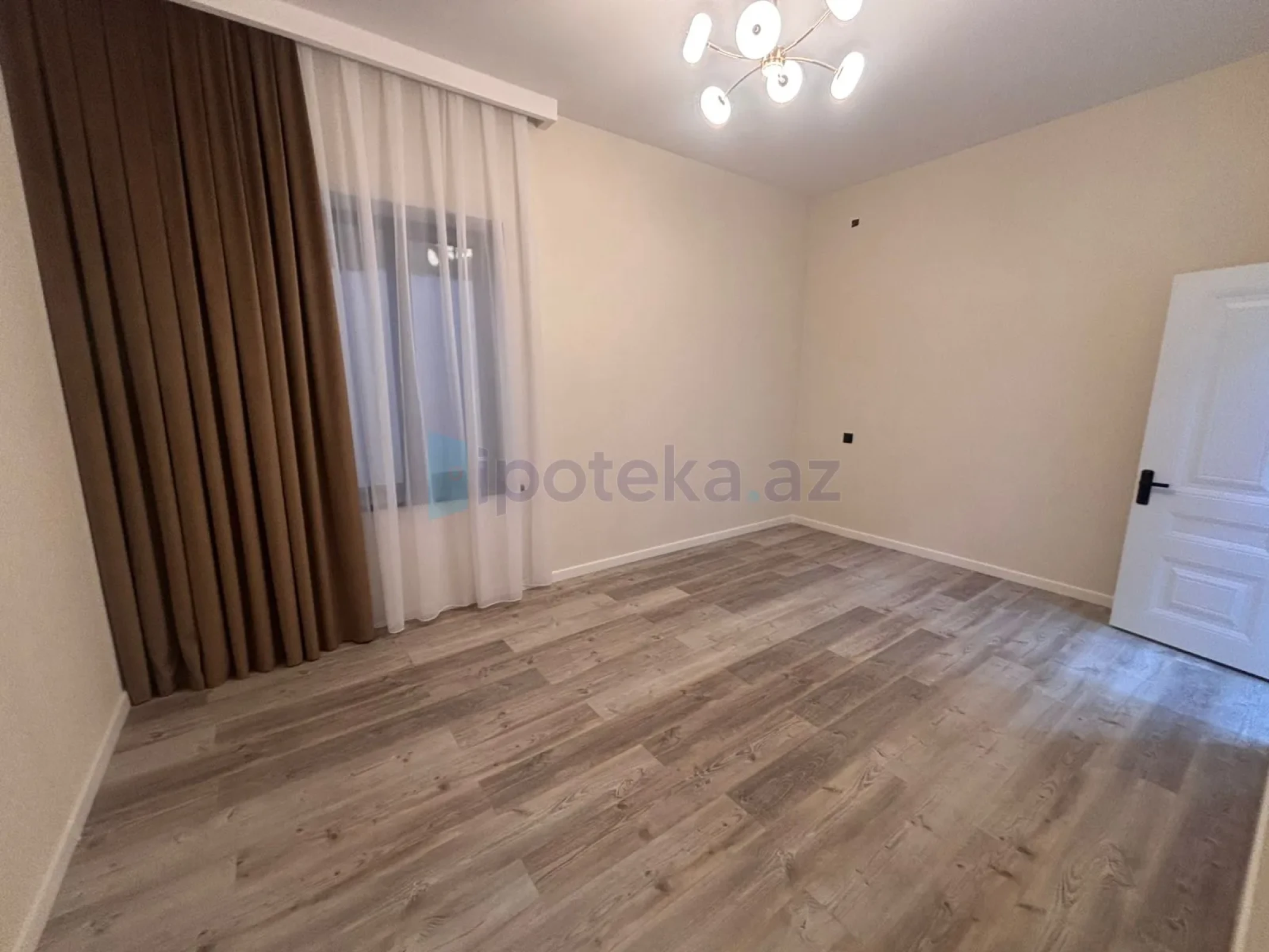 Satılır 4 otaqlı mənzil 140 m²