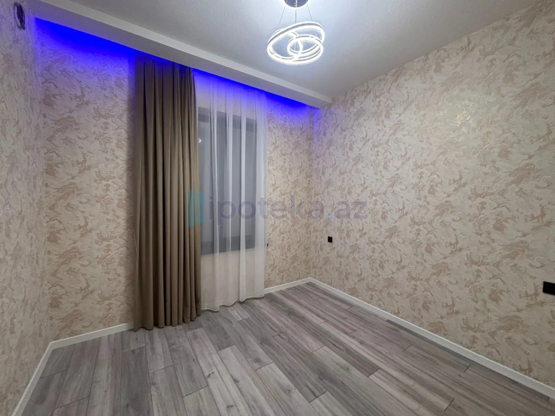 Satılır 4 otaqlı mənzil 130 m²