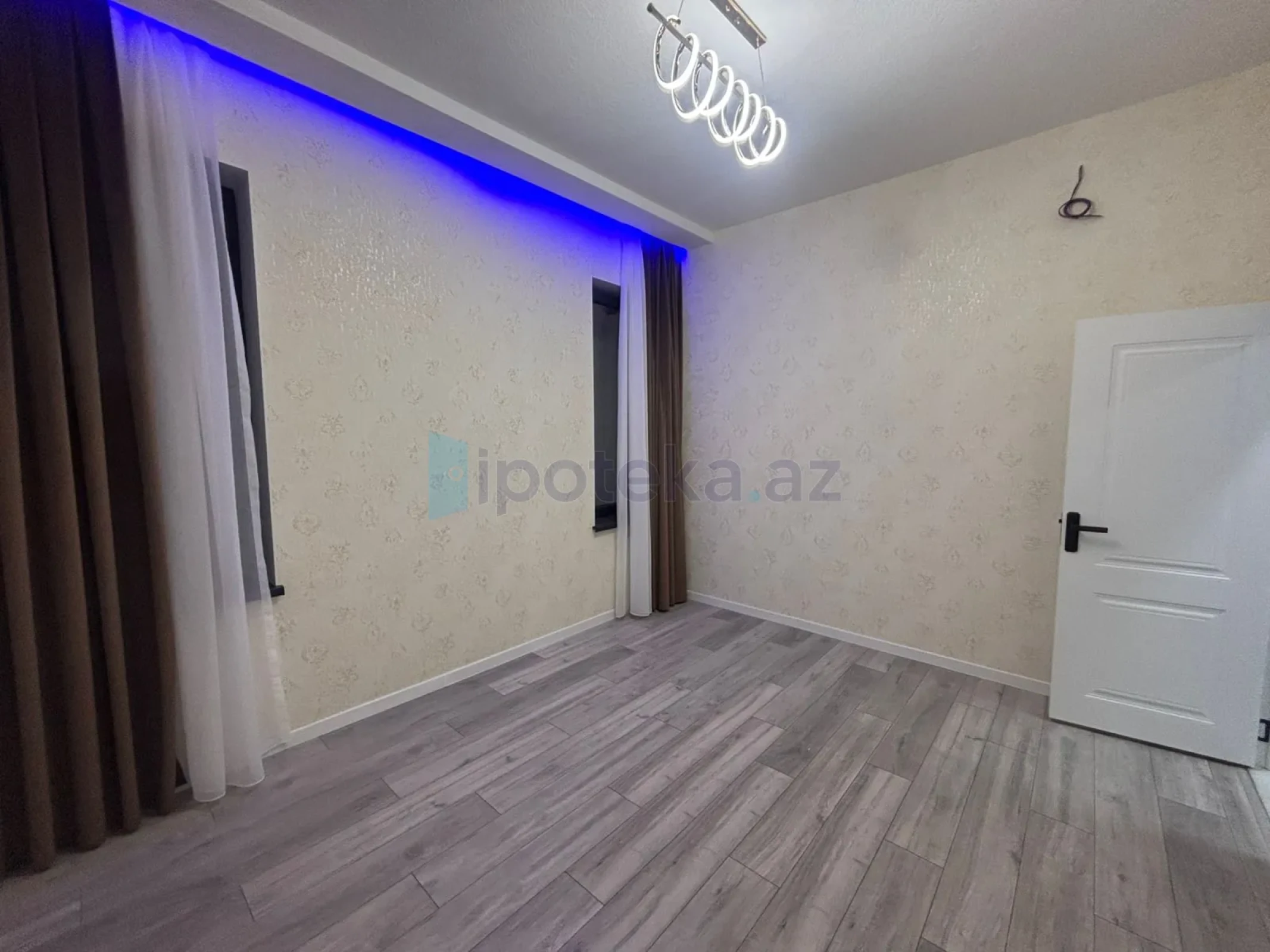 Satılır 4 otaqlı mənzil 130 m²