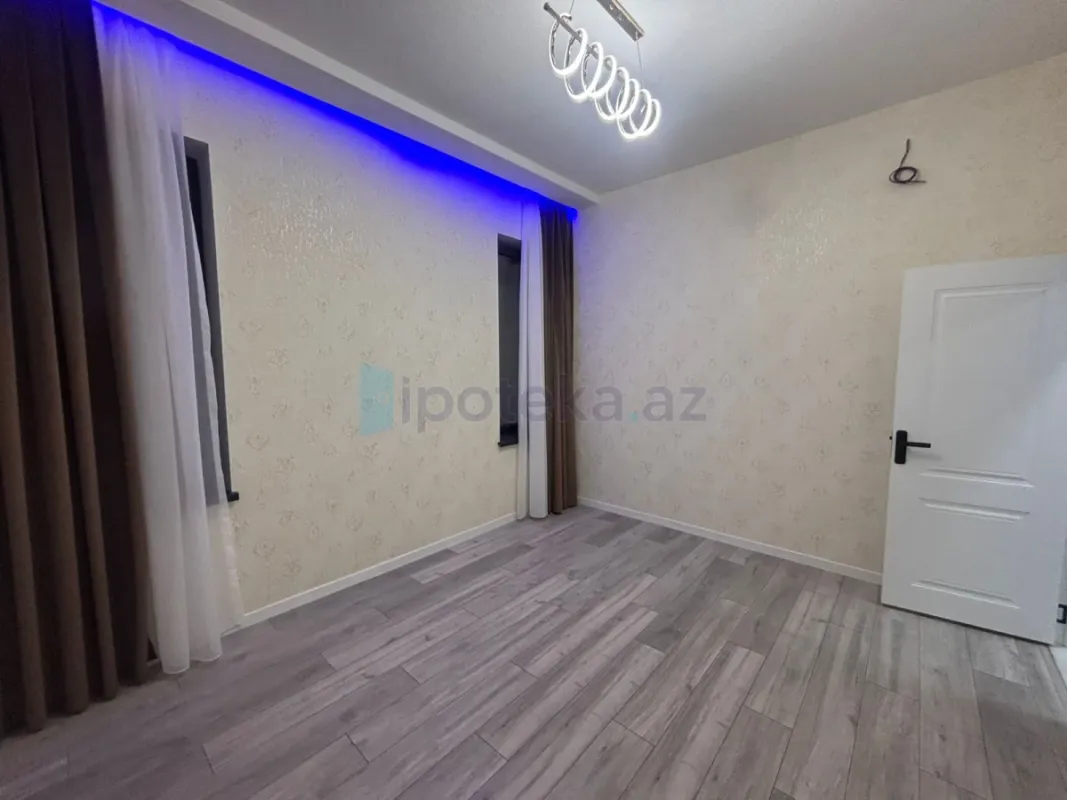 Satılır 4 otaqlı mənzil 130 m²