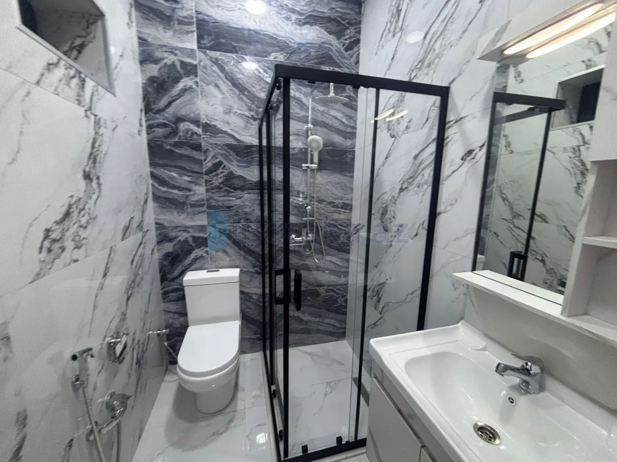 Satılır 4 otaqlı mənzil 130 m²