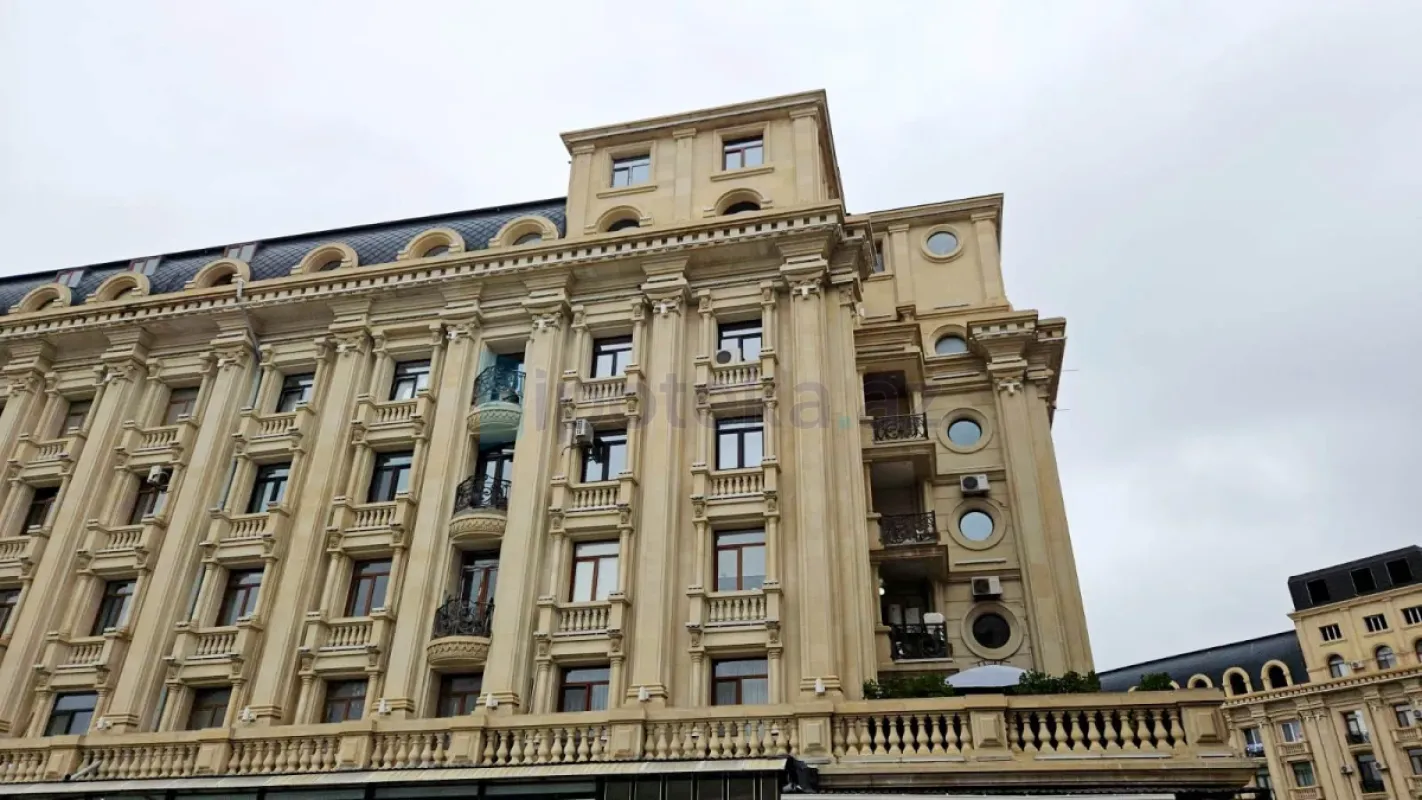 Satılır 3 otaqlı yeni tikili 180 m²