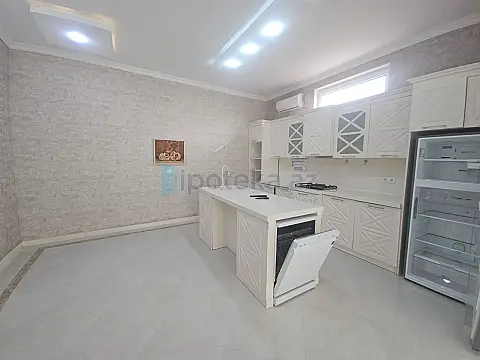 Satılır 5 otaqlı mənzil 250 m²