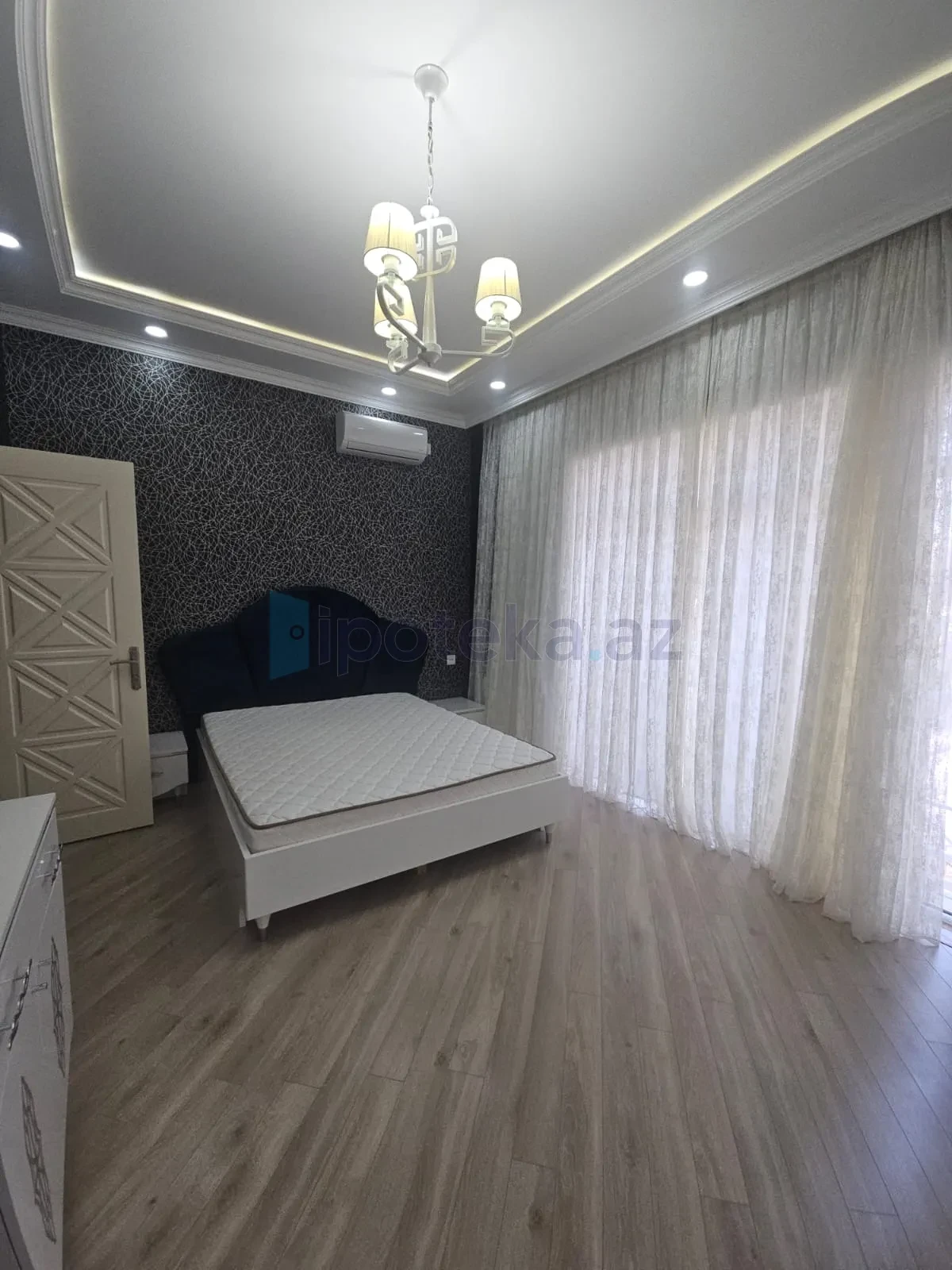 Satılır 5 otaqlı mənzil 250 m²