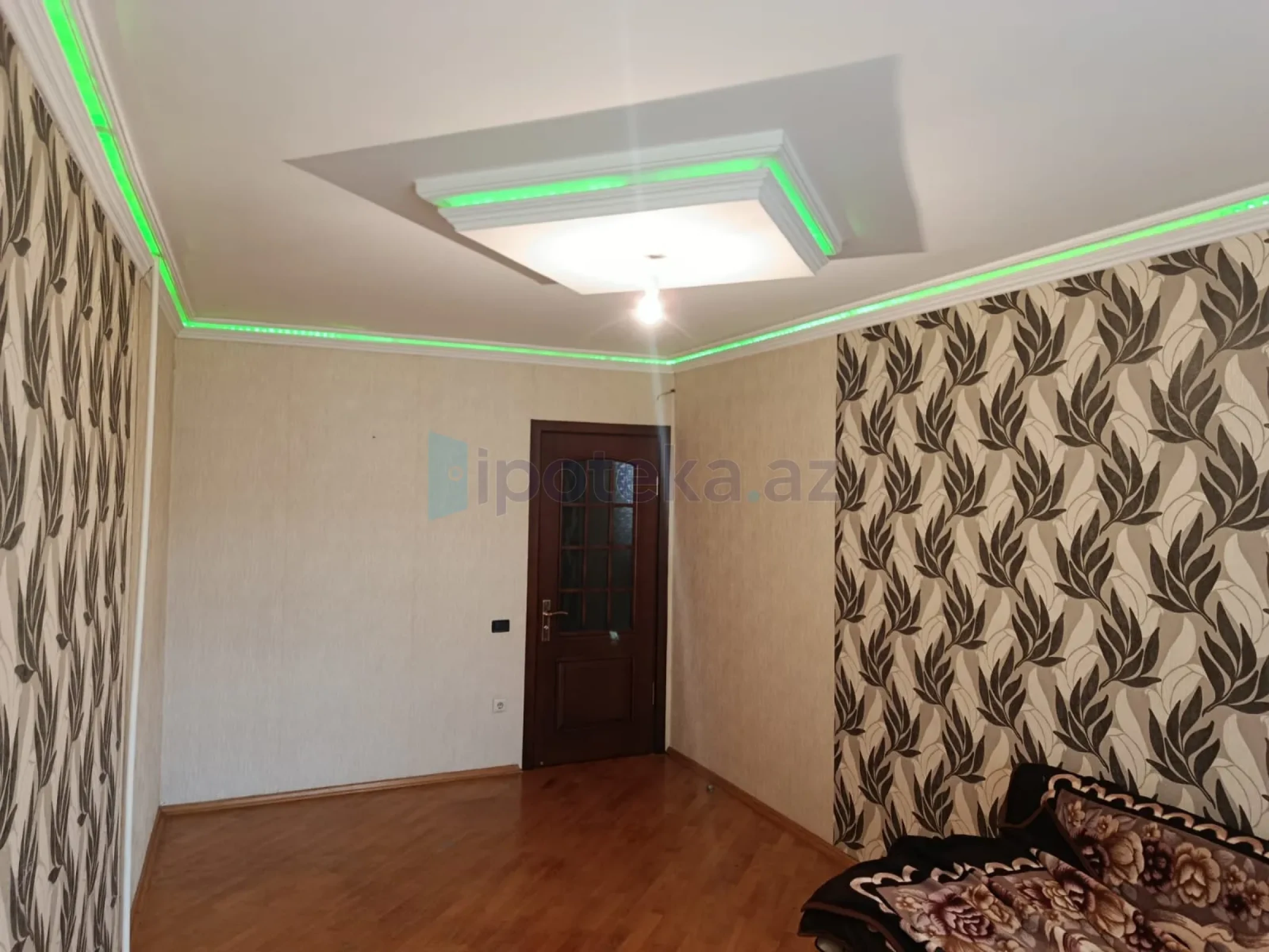 Satılır 2 otaqlı köhnə tikili 65 m²