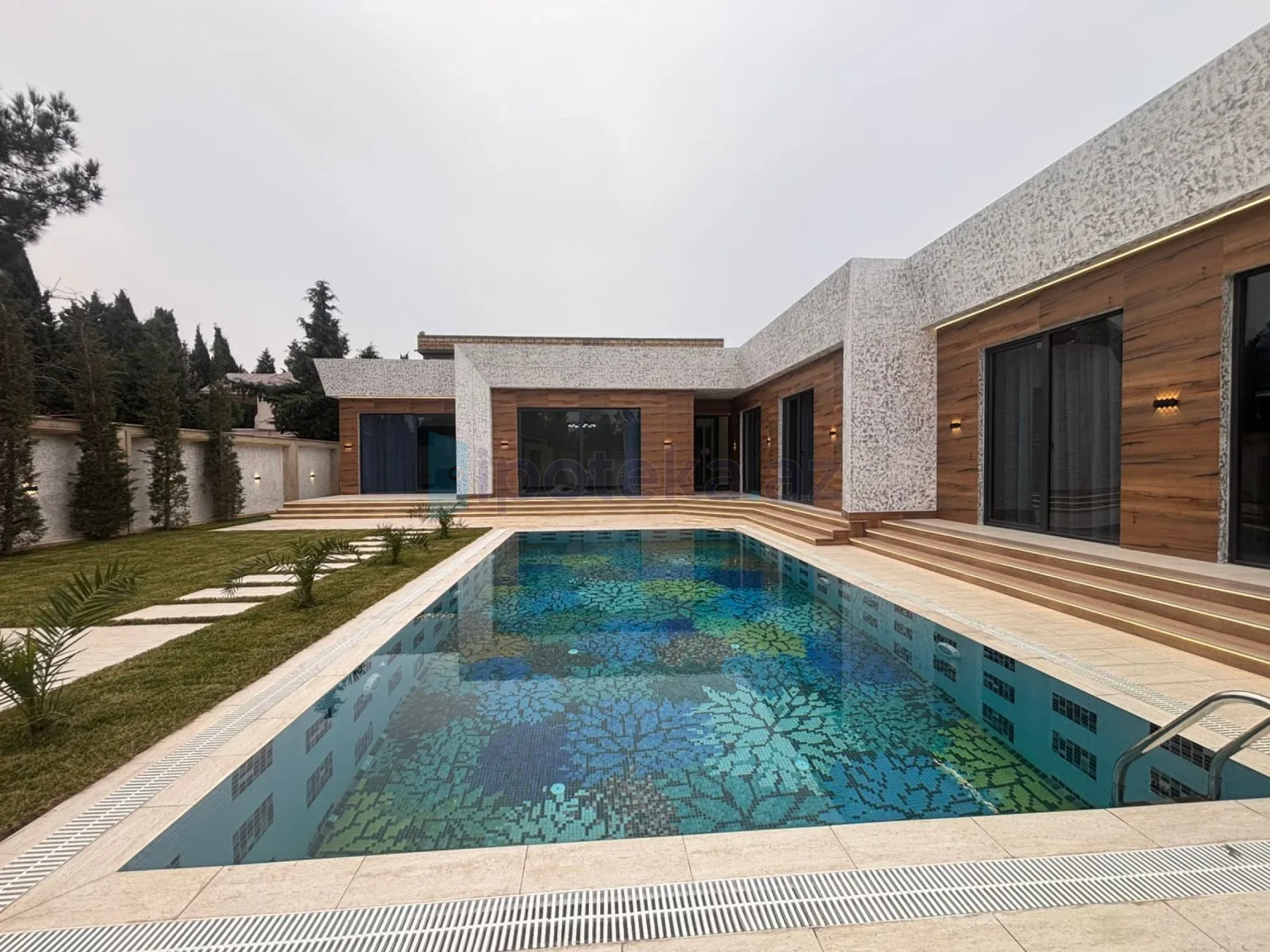 Satılır 5 otaqlı mənzil 250 m²