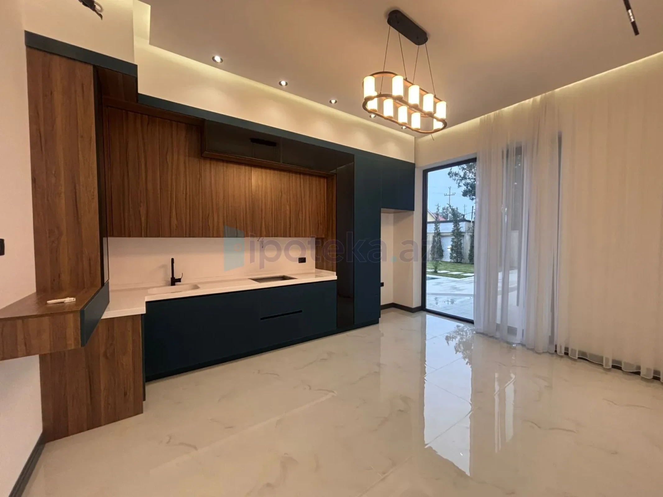 Satılır 5 otaqlı mənzil 250 m²