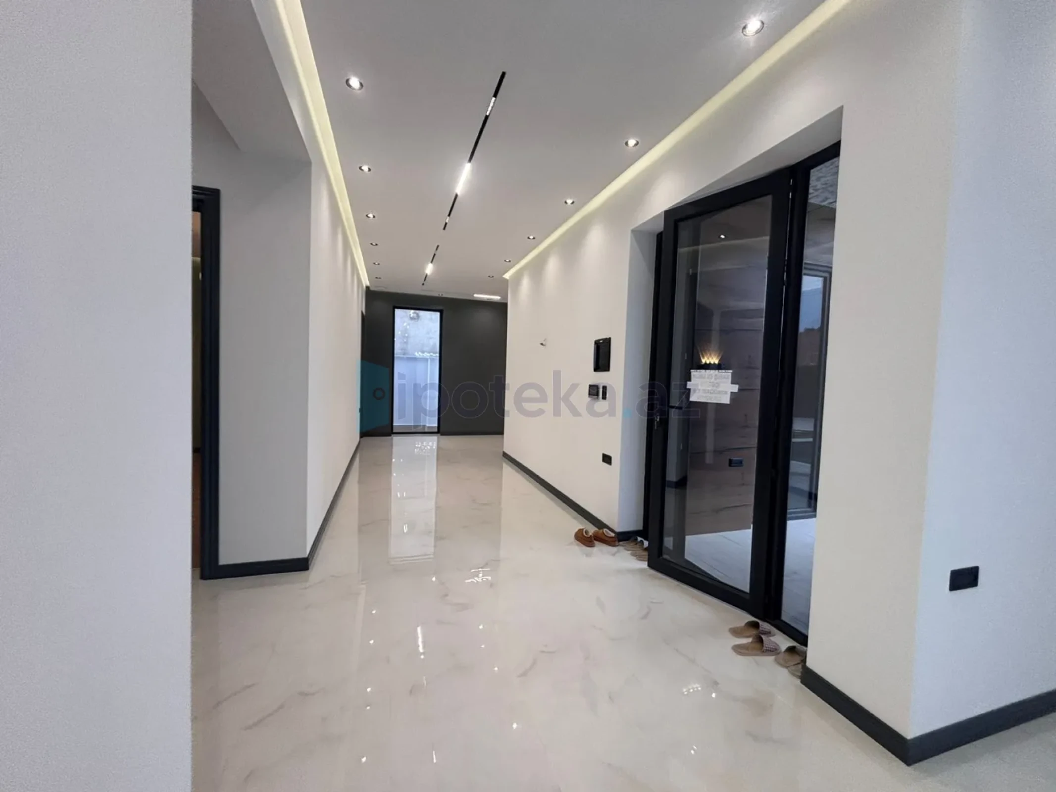 Satılır 5 otaqlı mənzil 250 m²