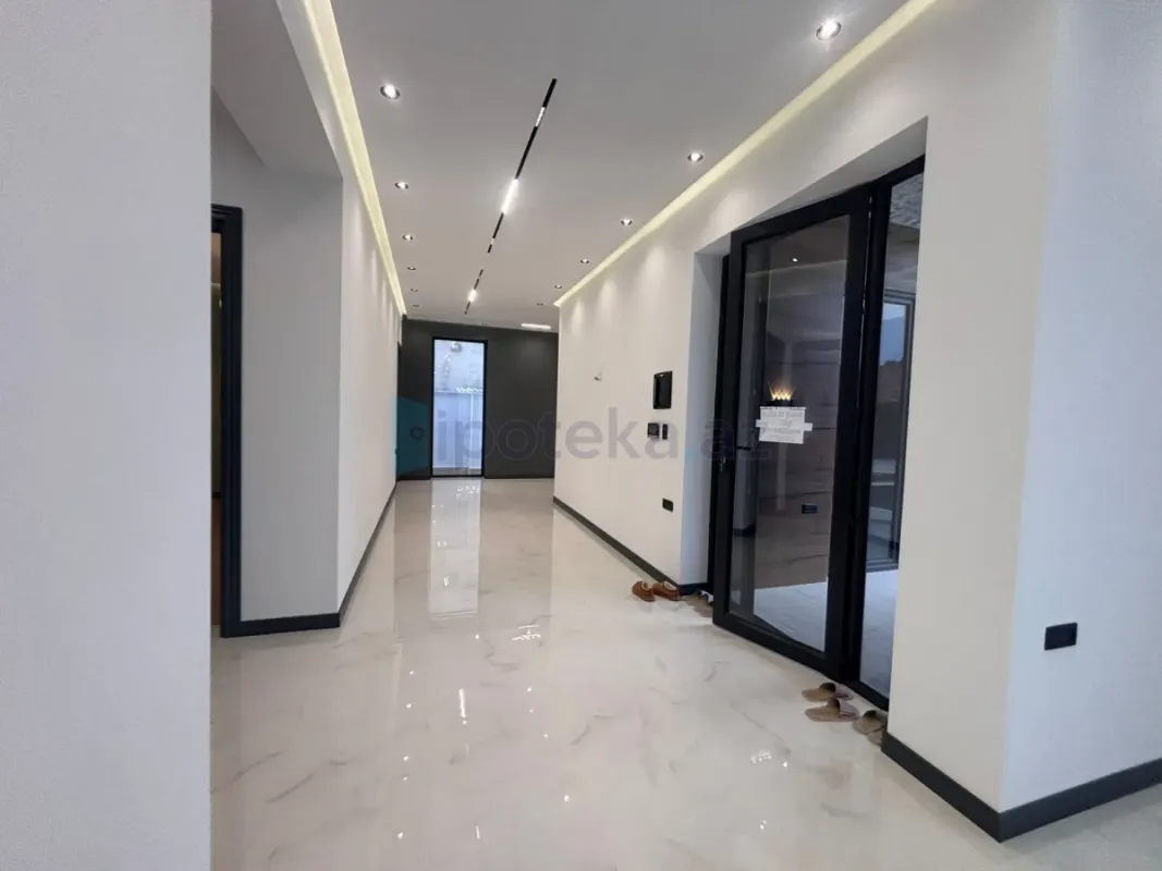 Satılır 5 otaqlı mənzil 250 m²
