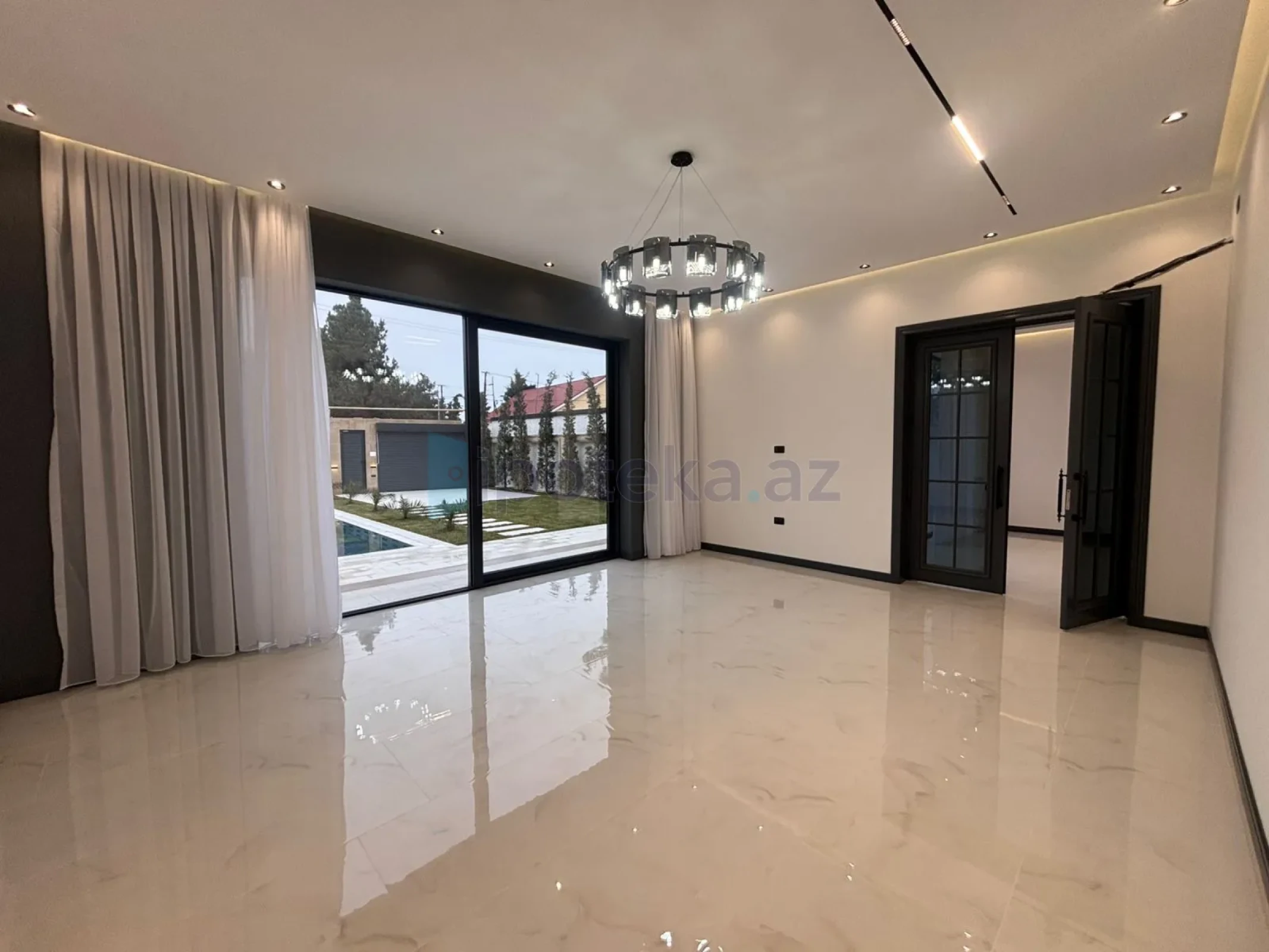 Satılır 5 otaqlı mənzil 250 m²