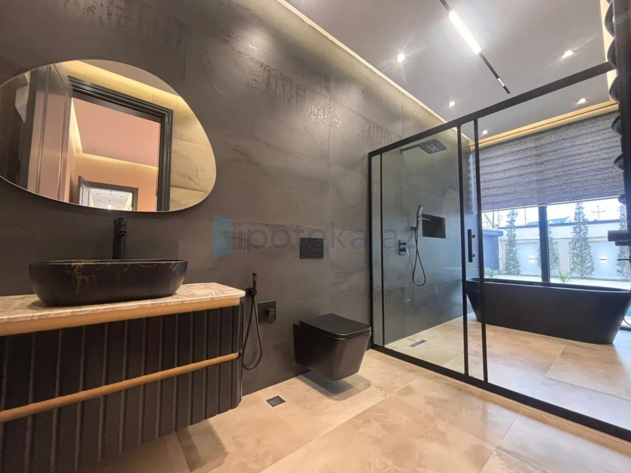 Satılır 5 otaqlı mənzil 250 m²