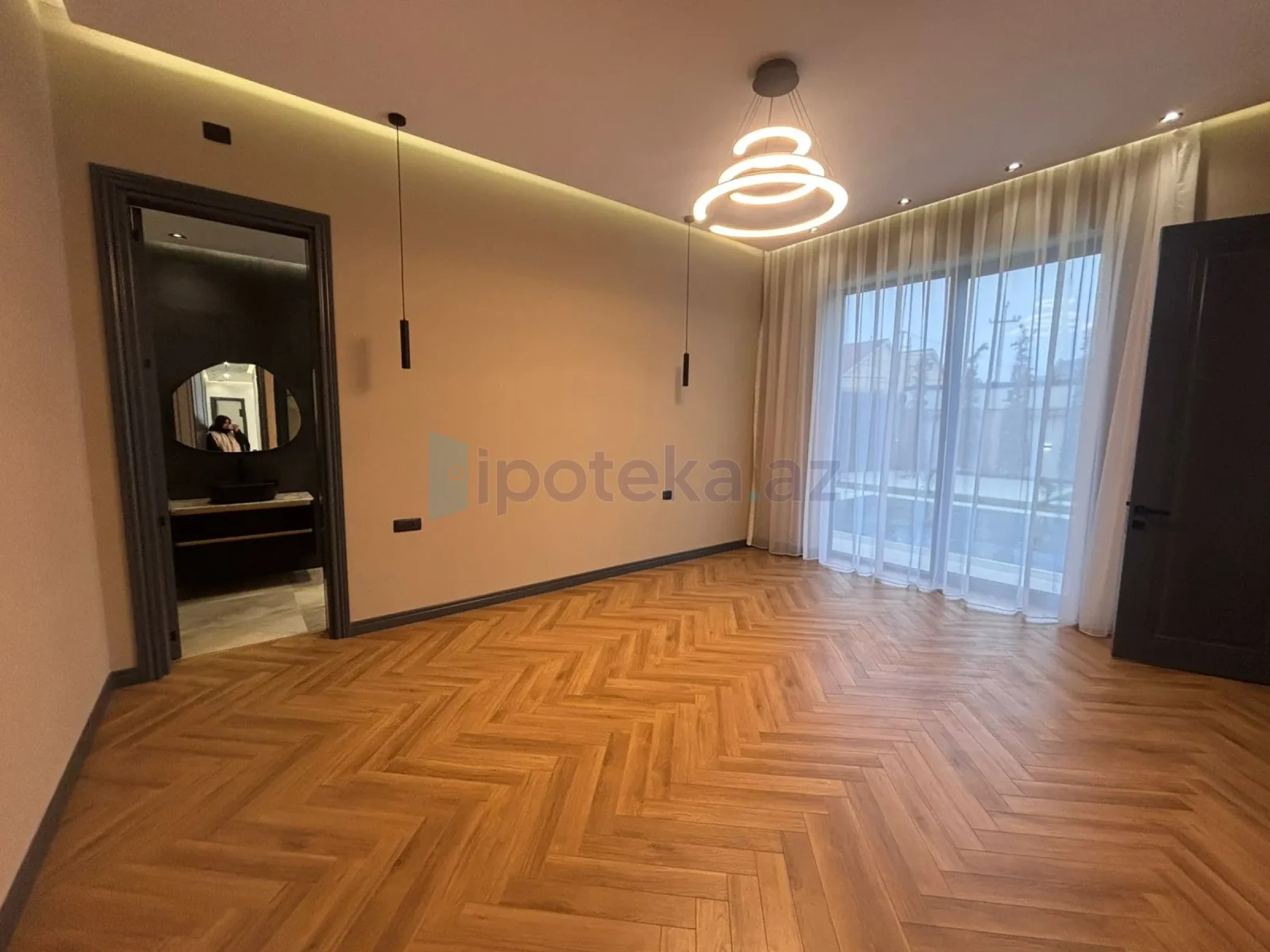 Satılır 5 otaqlı mənzil 250 m²