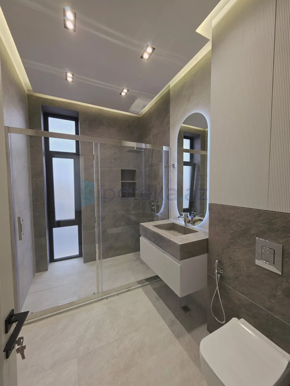 Satılır 5 otaqlı mənzil 200 m²