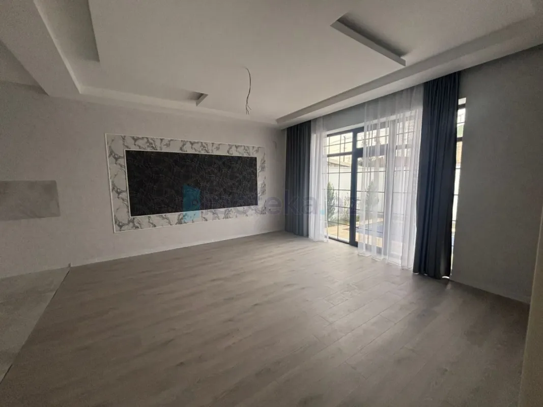 Satılır 3 otaqlı mənzil 130 m²