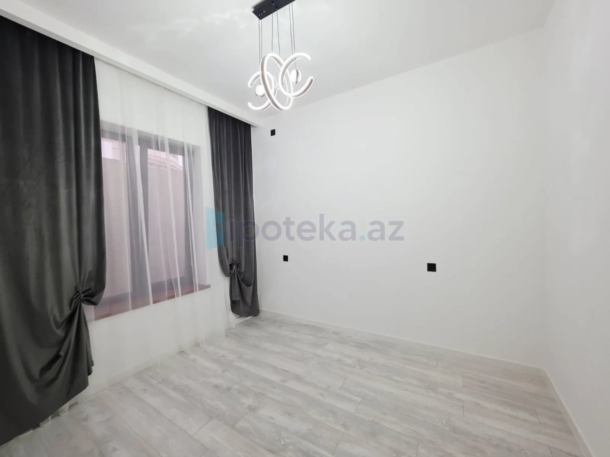 Satılır 4 otaqlı mənzil 150 m²