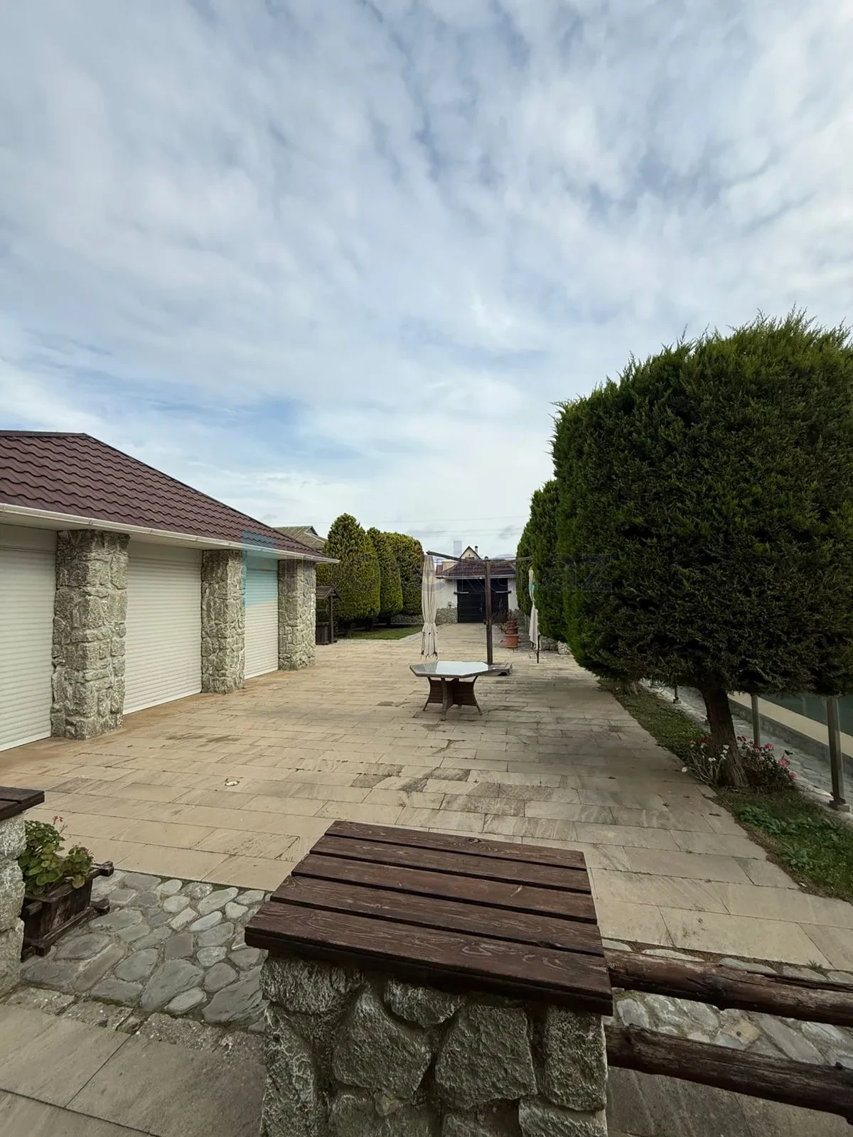 Satılır 6 otaqlı mənzil 200 m²