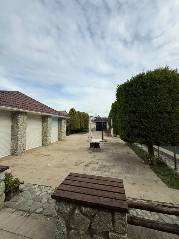 Satılır 6 otaqlı mənzil 200 m²