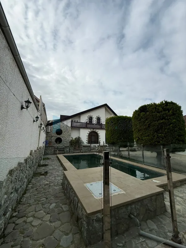 Satılır 6 otaqlı mənzil 200 m²