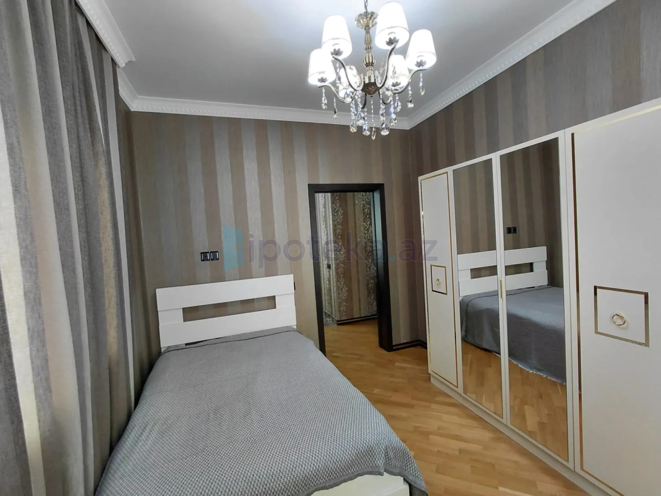 Satılır 6 otaqlı mənzil 300 m²