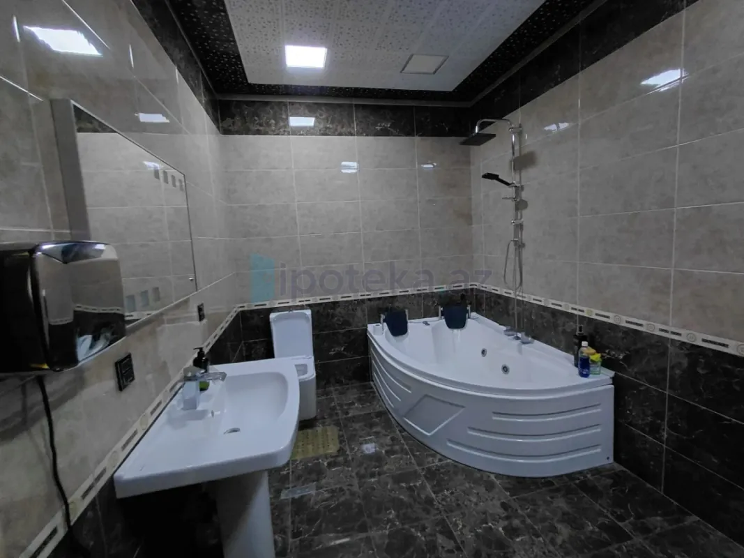 Satılır 6 otaqlı mənzil 300 m²