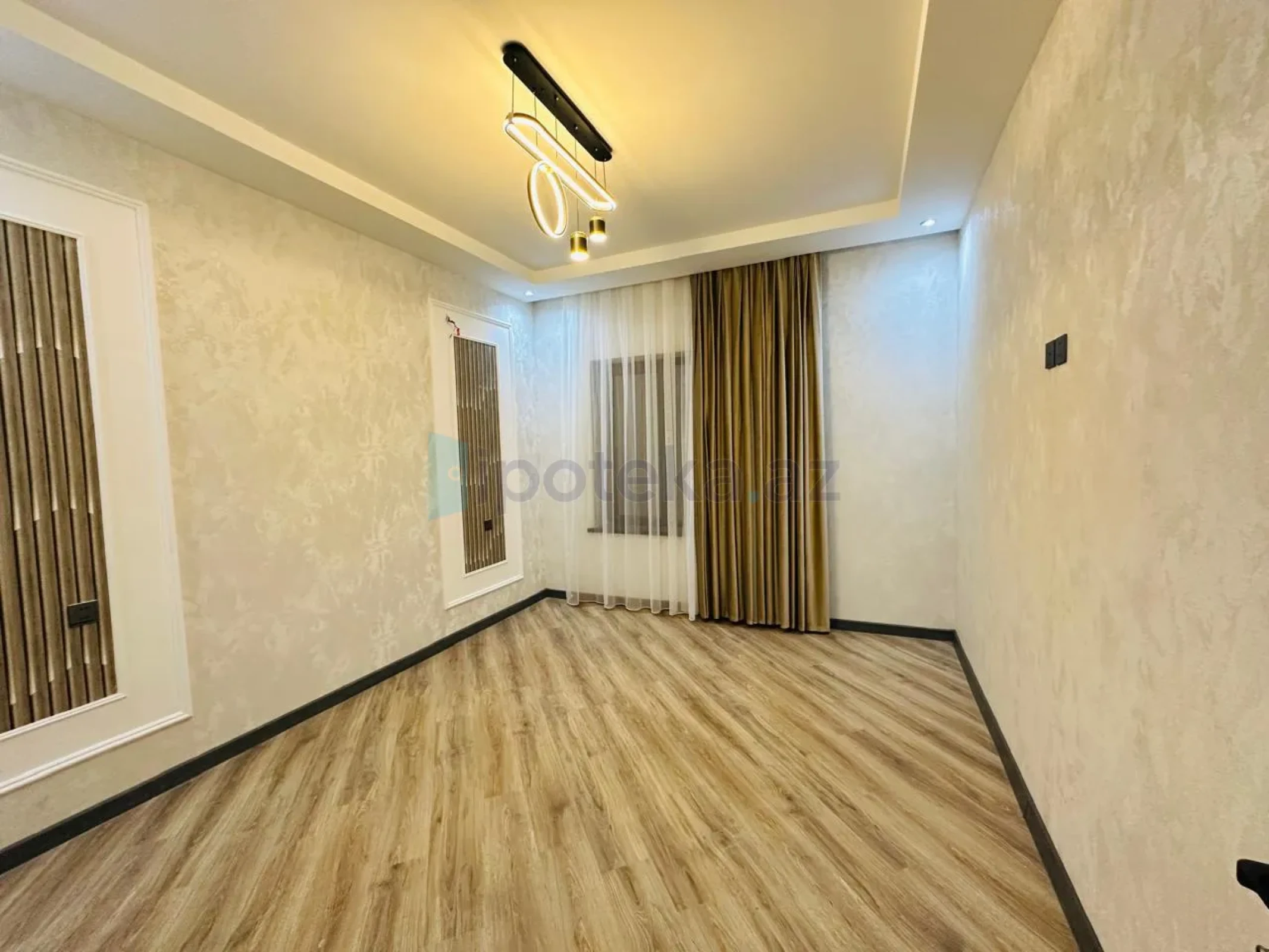 Satılır 3 otaqlı mənzil 140 m²