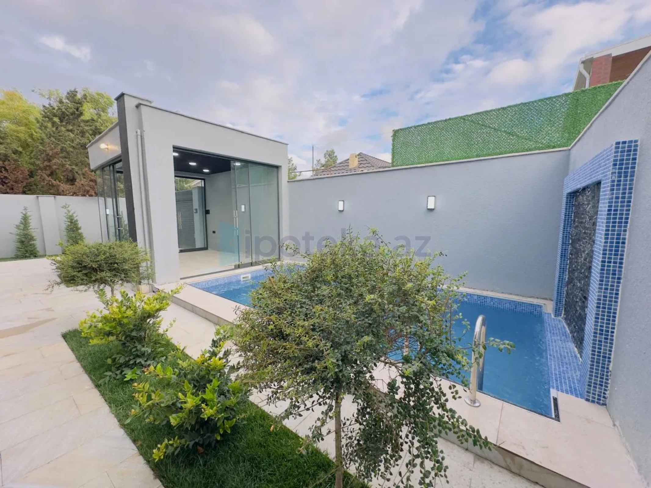 Satılır 4 otaqlı mənzil 140 m²