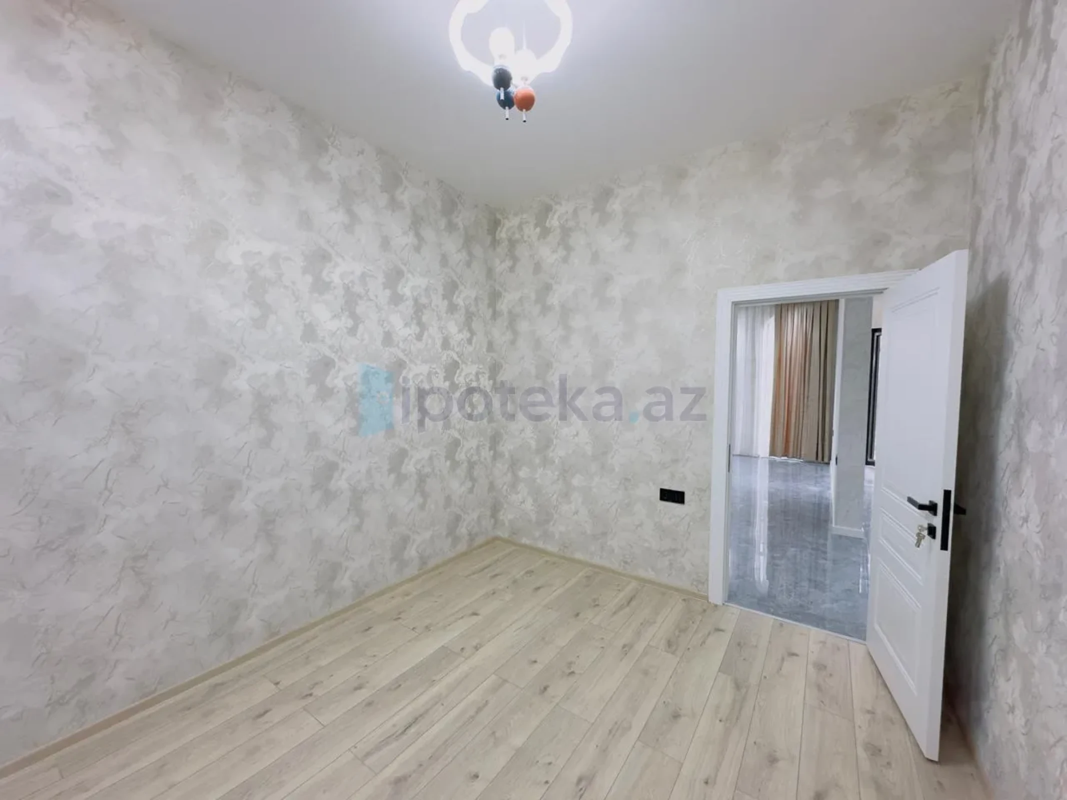 Satılır 4 otaqlı mənzil 140 m²